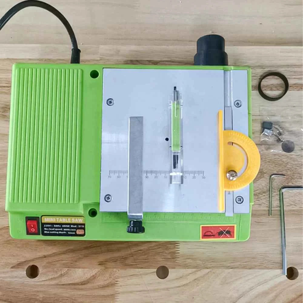 Scie Sur Table mini électrique verte avec capot transparent